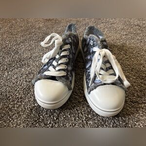 Stylish White and Gray Sneakers with Skull Print